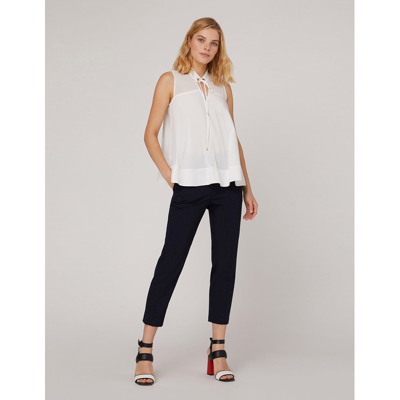 White neckline sleeveless loose A-shaped hem top