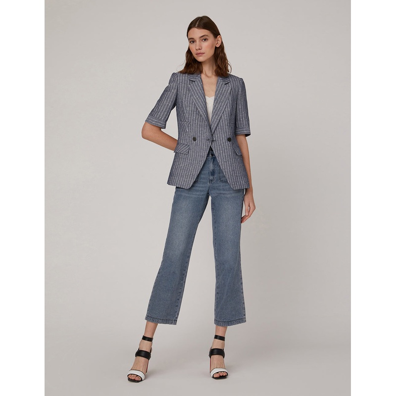 Black buttons and mid-sleeve